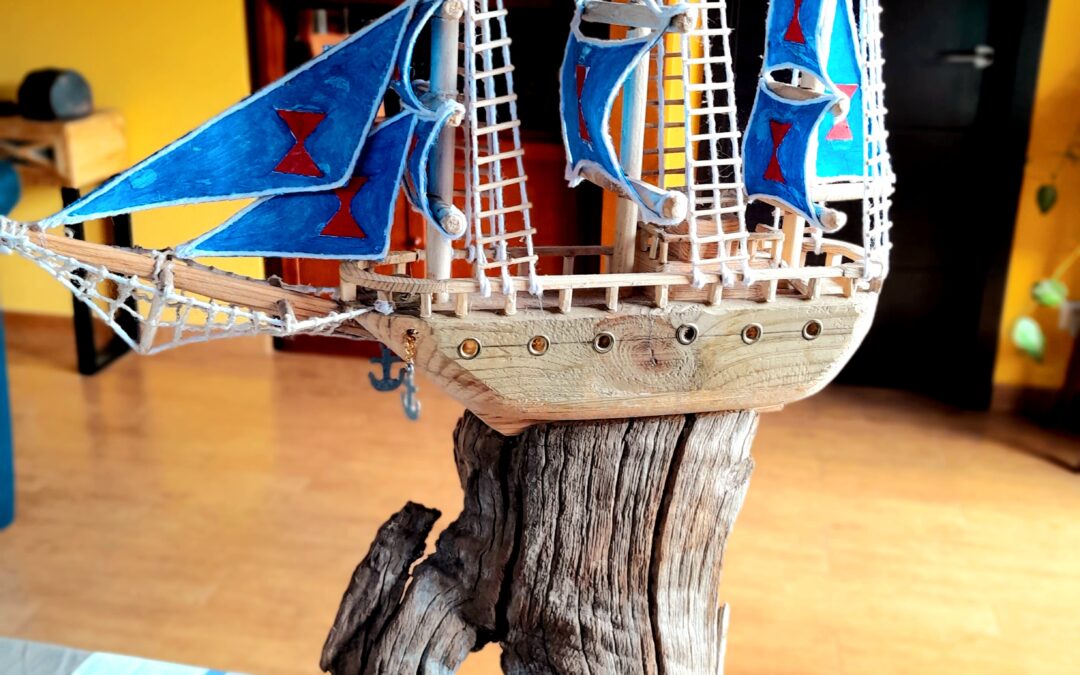 El barco de madera tallada
